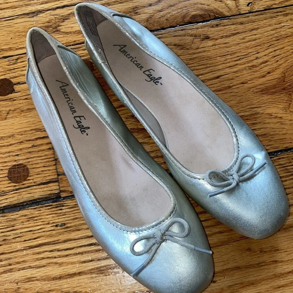 American eagle size 8 gold flats